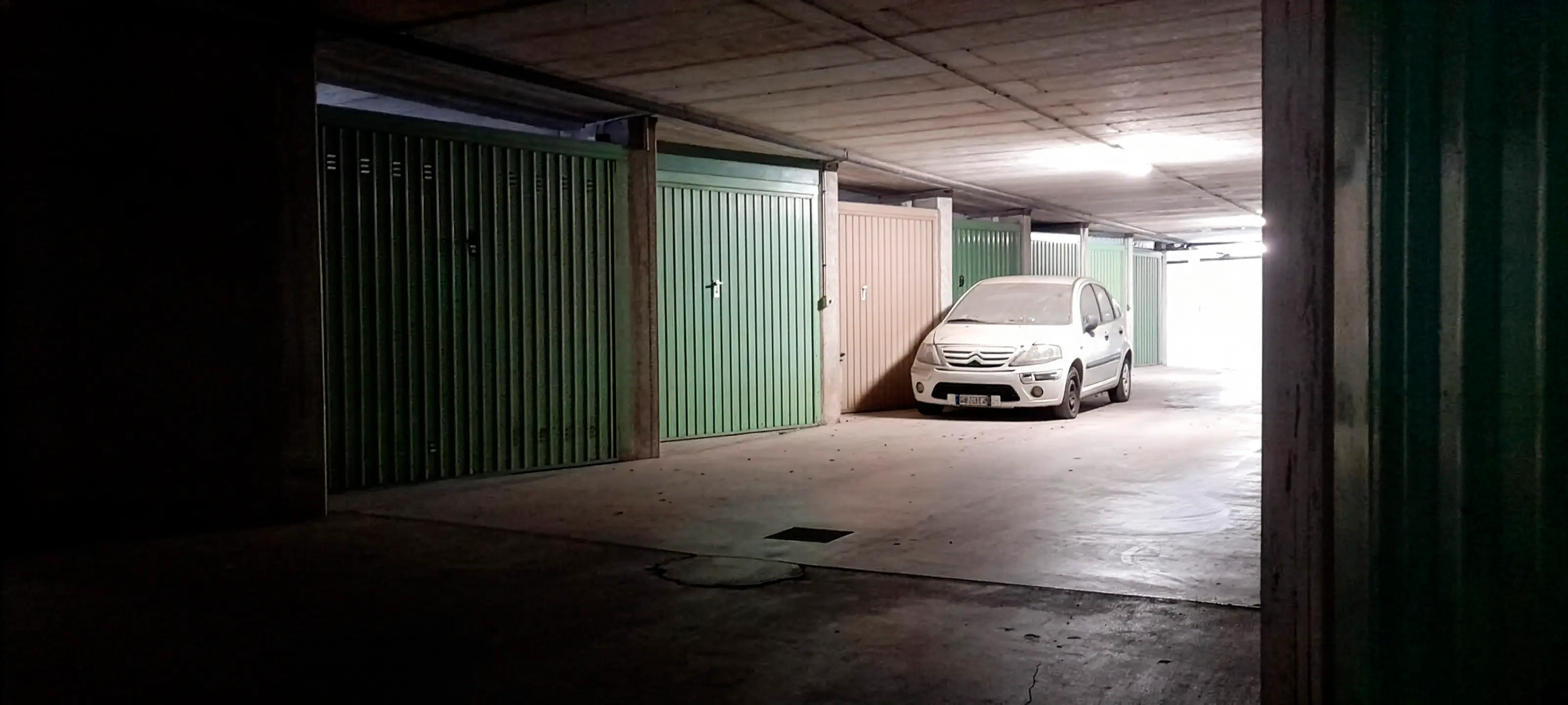 Il garage con i materiali raccolti da Alvise