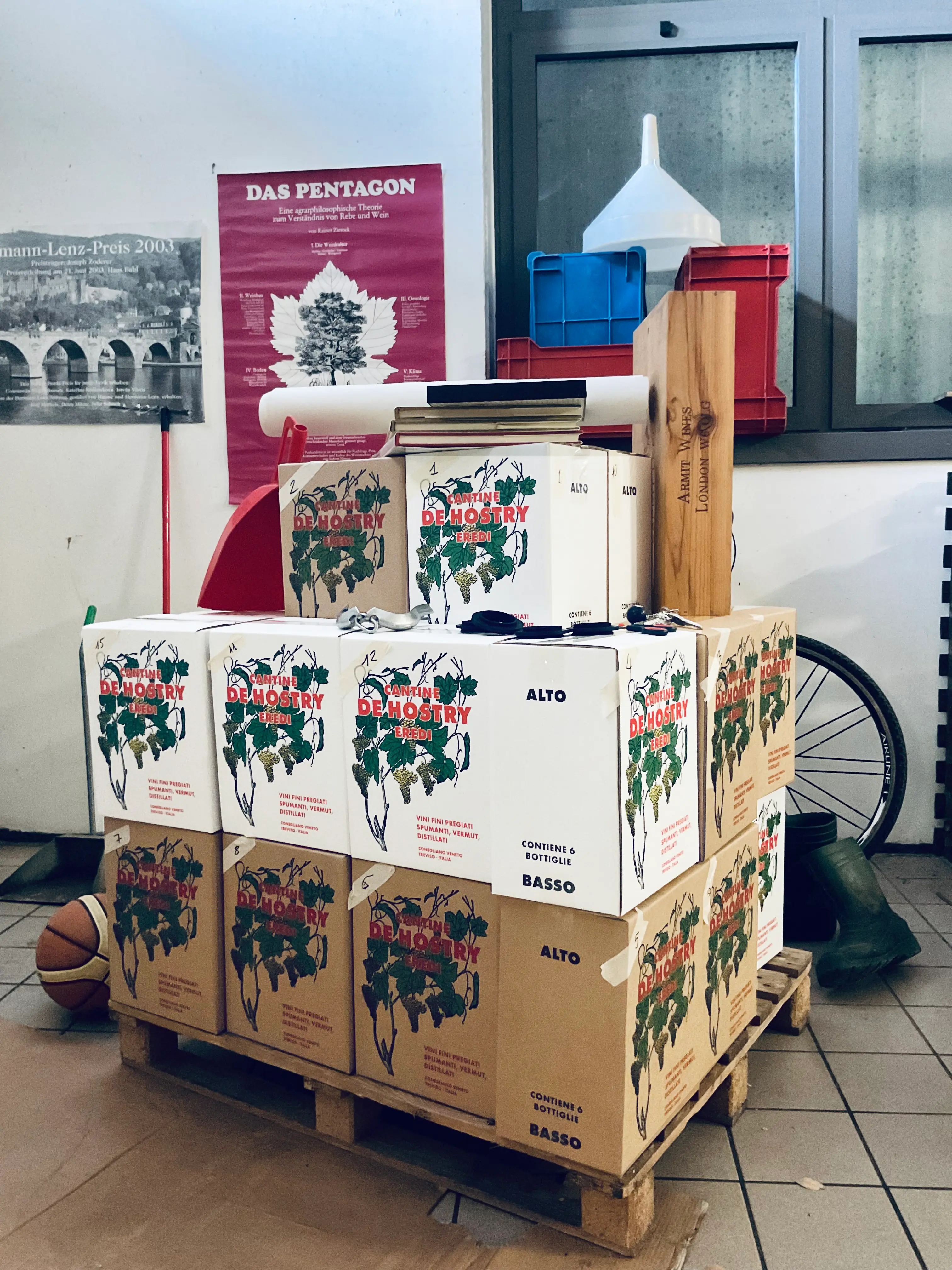 Il pallet con gli oggetti personali di Alvise